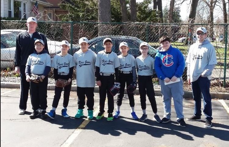 2018 Gray team players standing together